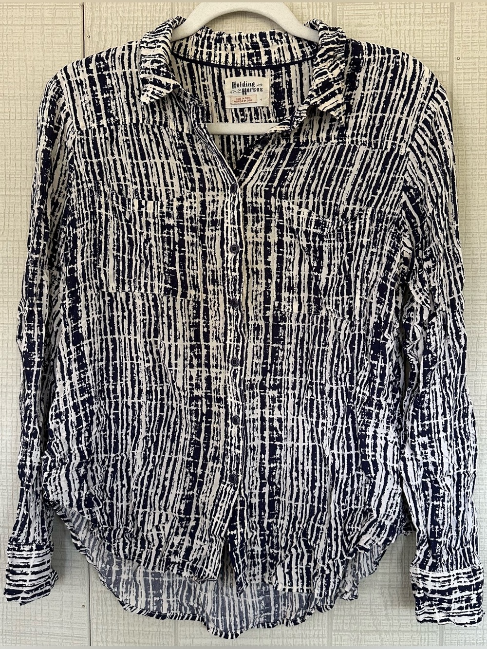 HOLDING HORSES Sammie Button Down Blue White printed blouse size 4 anthropologie